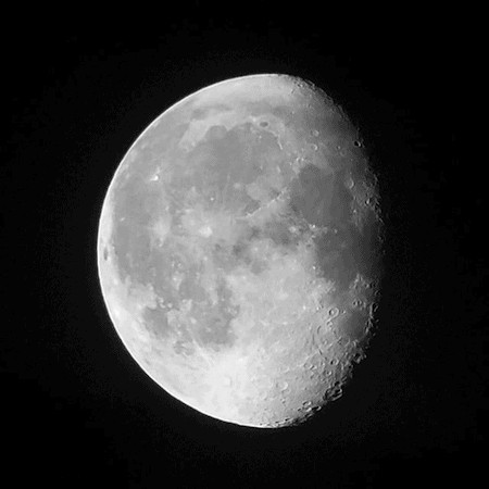 Smartphone photo of the Moon seen through the 20mm eyepiece in the SkyScanner