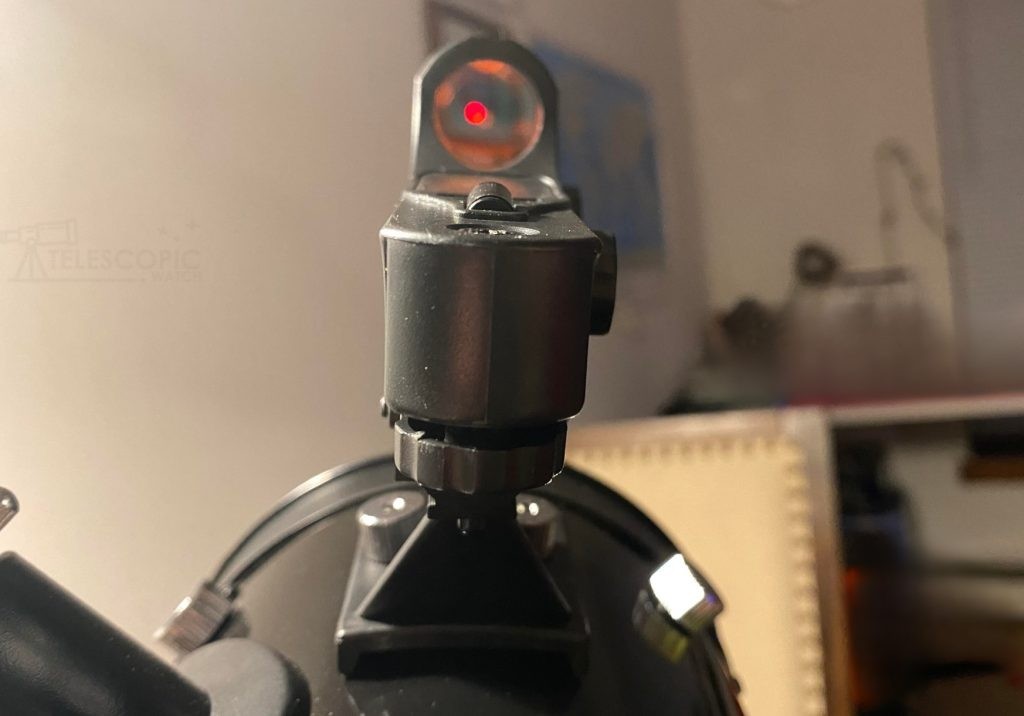 Zhumell Z114's red dot finderscope in action